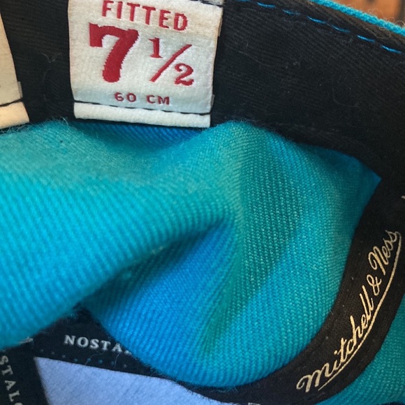 Charlotte Hornets Mitchell & Ness Fitted 7 1/2 - Picture 6 of 6
